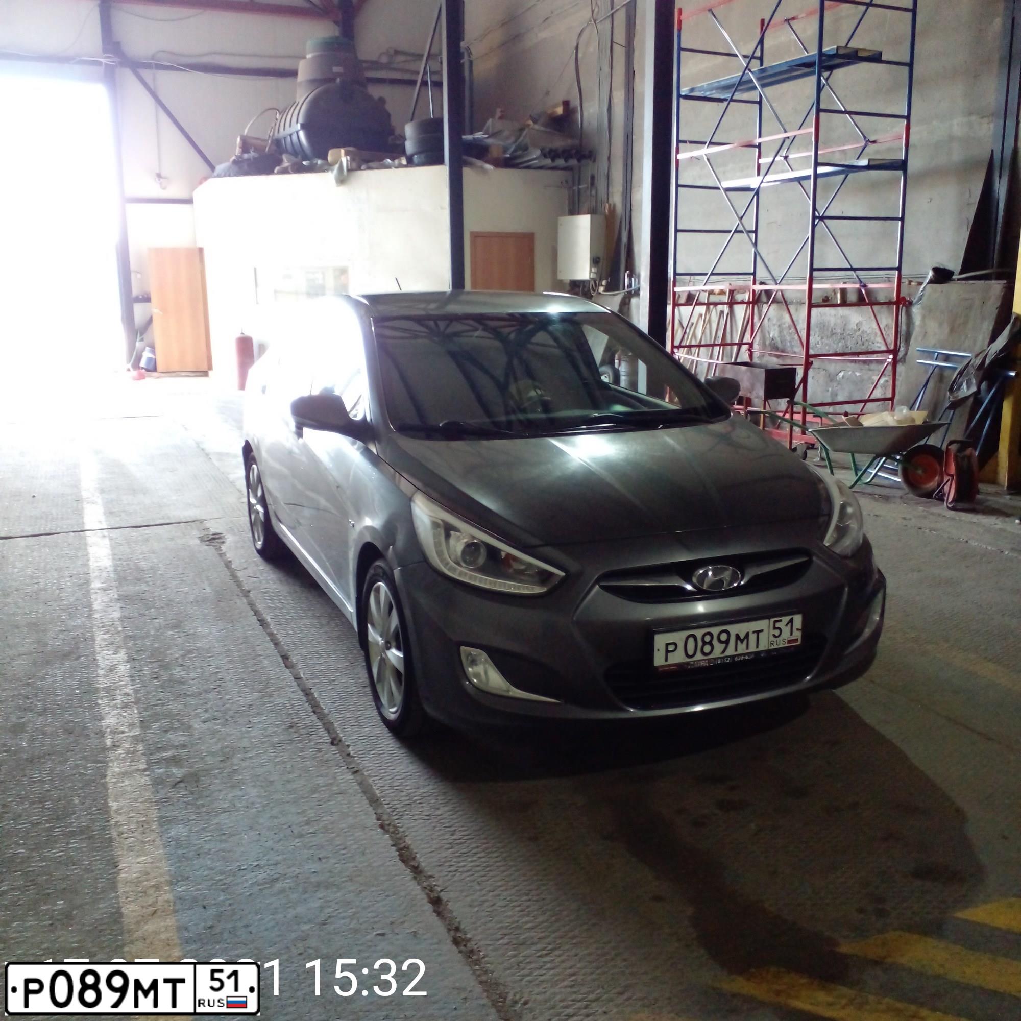 Фото автомобиля HYUNDAI SOLARIS, 2014 — госномер Р089МТ51. Цвет: ЧЕРНО-СЕРЫЙ