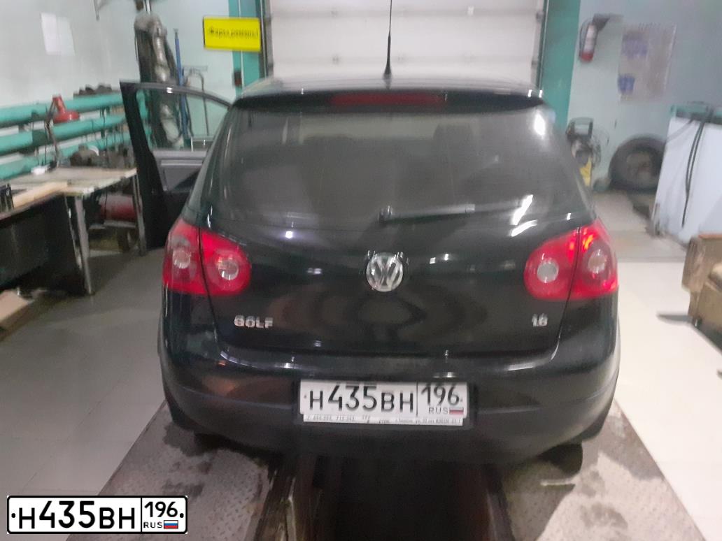 Фото автомобиля VOLKSWAGEN GOLF, 2007 — госномер Н435ВН196. Цвет: ЧЕРНЫЙ