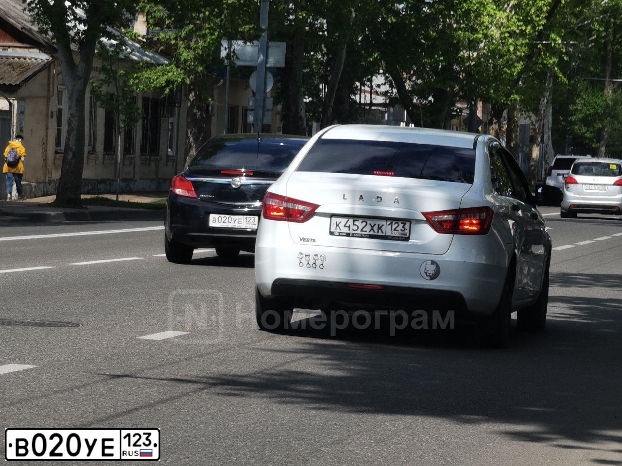 Фото автомобиля OPEL INSIGNIA, 2011 — госномер В020УЕ123. Цвет: ЧЕРНЫЙ