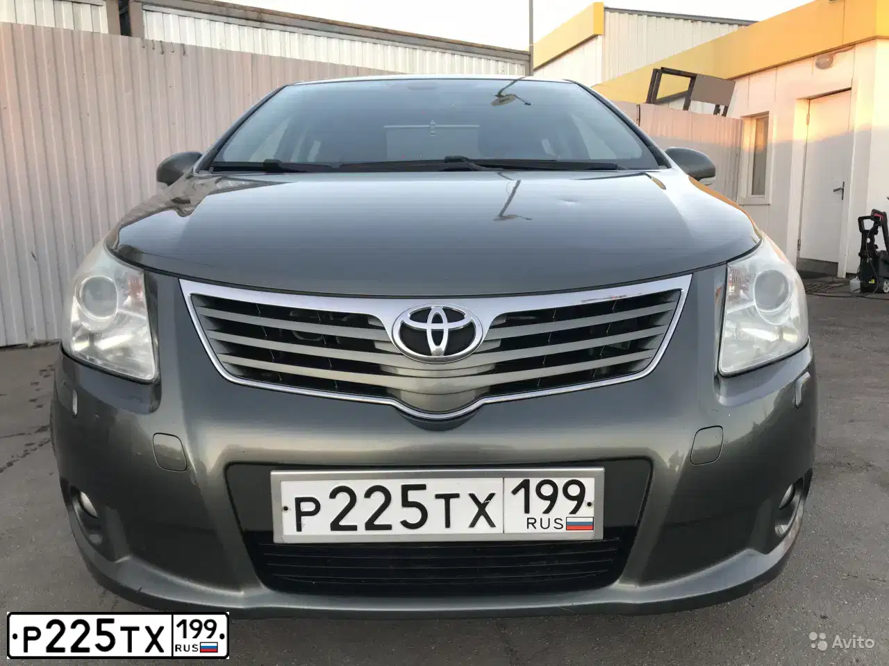 Фото автомобиля TOYOTA AVENSIS, 2009 — госномер Е718ТР124. Цвет: ОЛИВКОВЫЙ