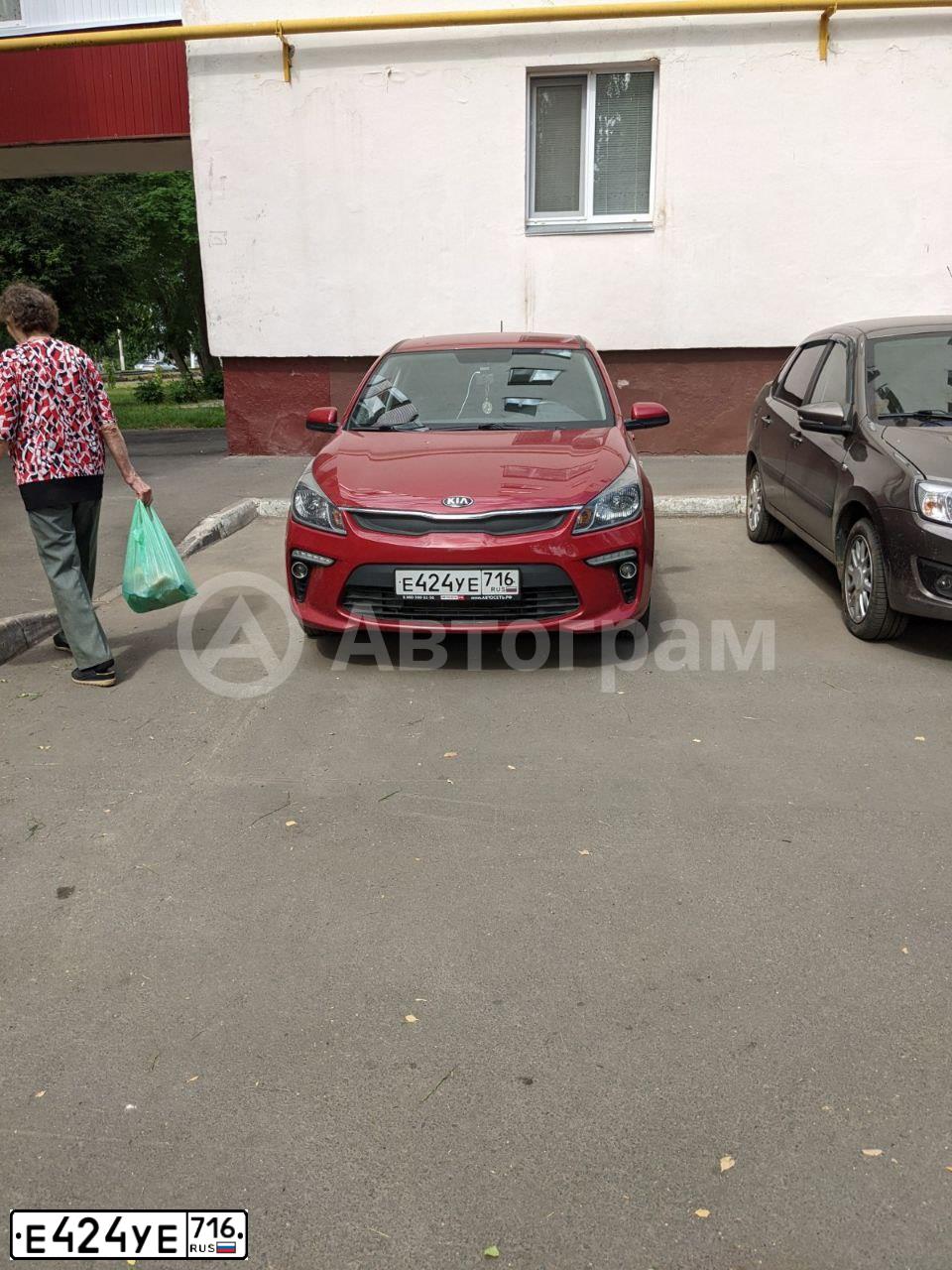 Фото автомобиля KIA RIO, 2017 — госномер Е424УЕ716. Цвет: Красный