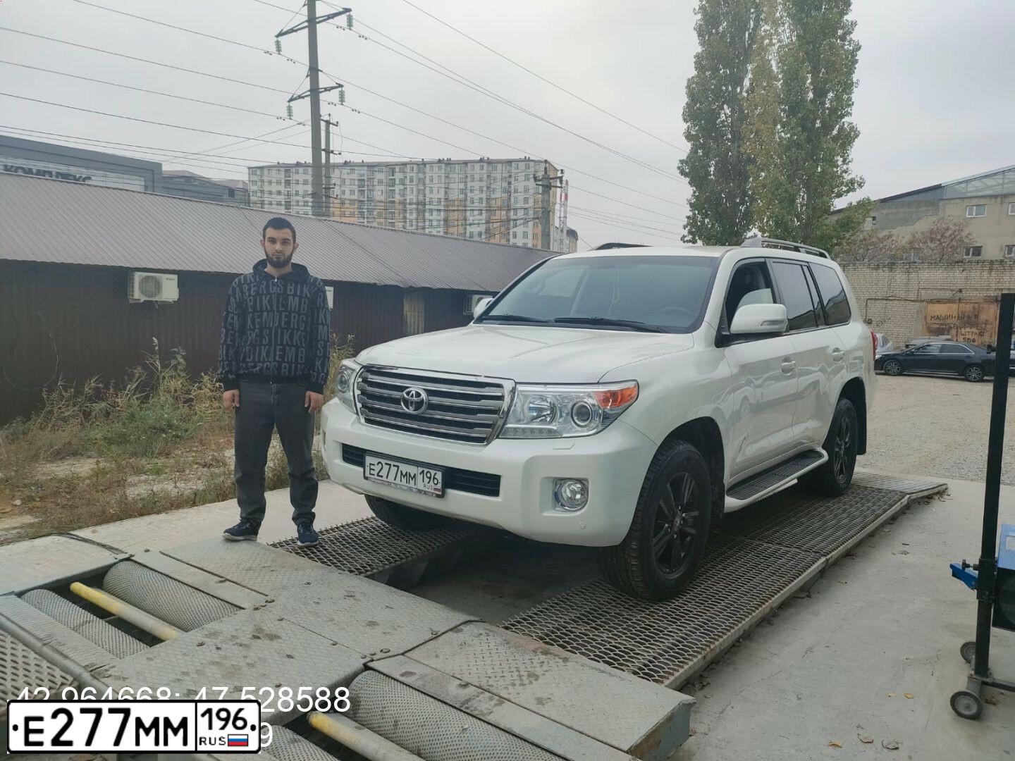 Фото автомобиля TOYOTA LAND CRUISER 200, 2014 — госномер У952ЕТ05. Цвет: Белый