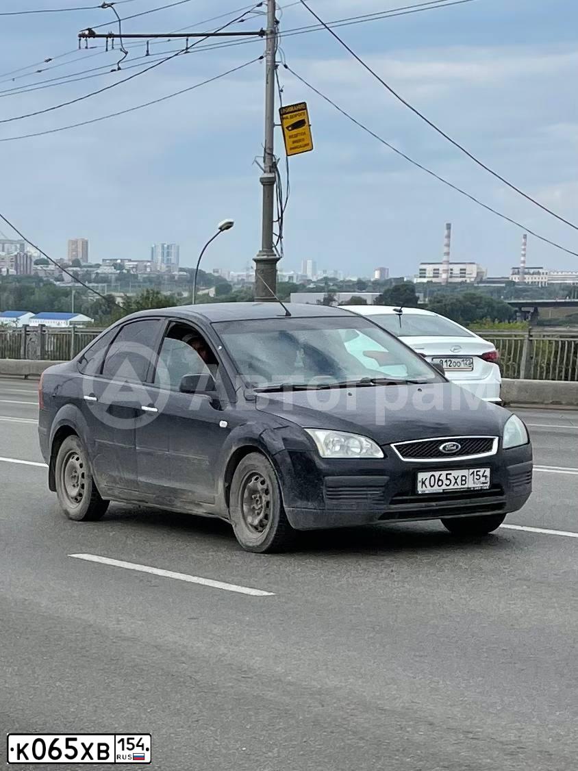Фото автомобиля FORD FOCUS, 2006 — госномер К065ХВ154. Цвет: ЧЕРНЫЙ