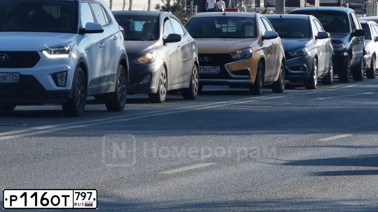 Фото автомобиля OPEL ASTRA, 2012 — госномер В614ТТ750. Цвет: Белый