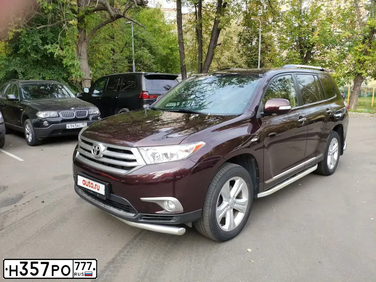 Фото автомобиля TOYOTA HIGHLANDER, 2011 — госномер Р392ТЕ05. Цвет: ТЕМНО-БОРДОВЫЙ