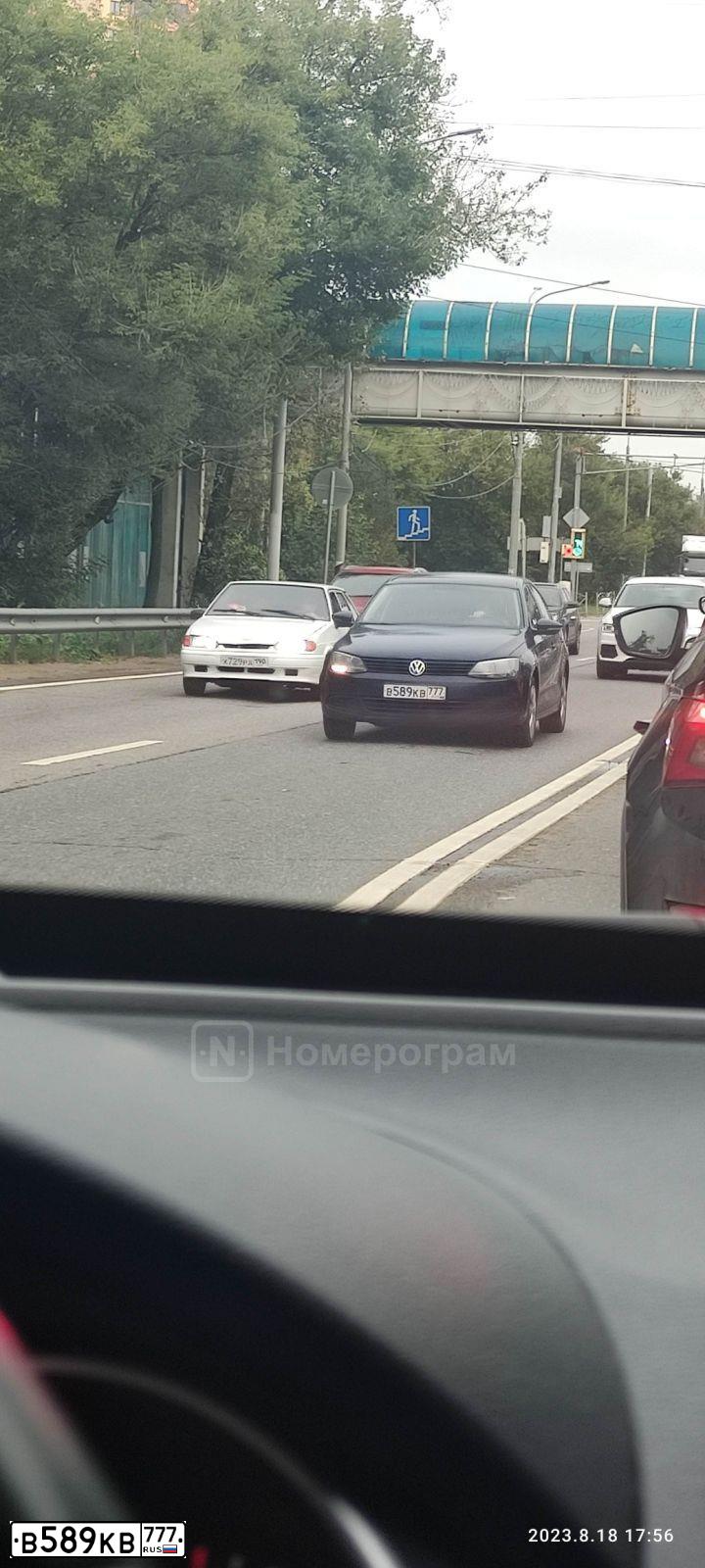Фото автомобиля VOLKSWAGEN JETTA, 2013 — госномер В589КВ777. Цвет: синий