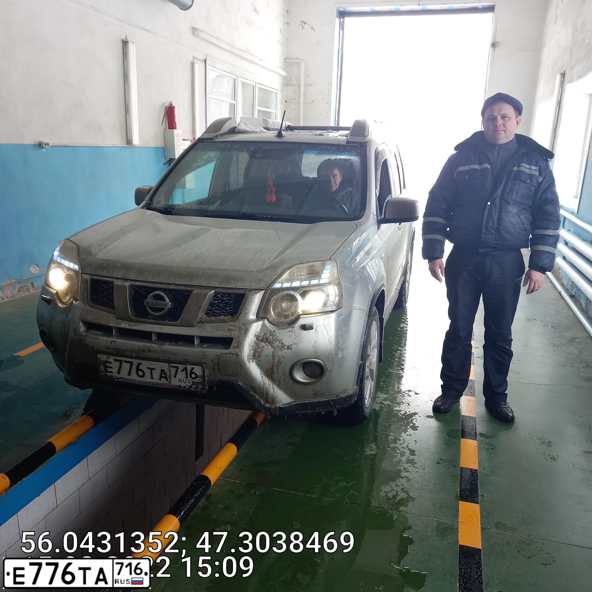 Фото автомобиля NISSAN X-TRAIL, 2012 — госномер В887ЕВ774. Цвет: Серебристый