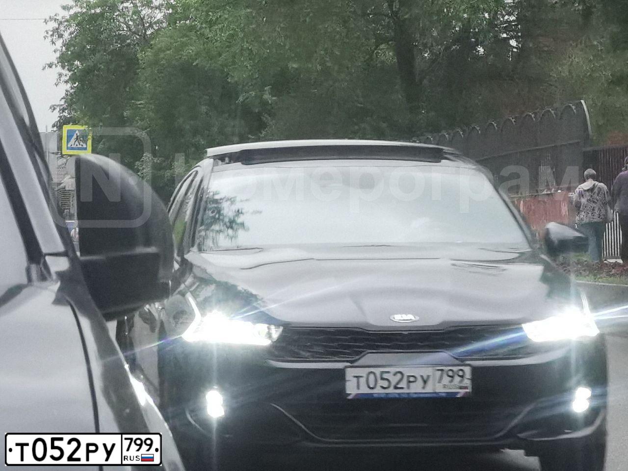 Фото автомобиля KIA K5, 2020 — госномер Т052РУ799. Цвет: ЧЕРНЫЙ