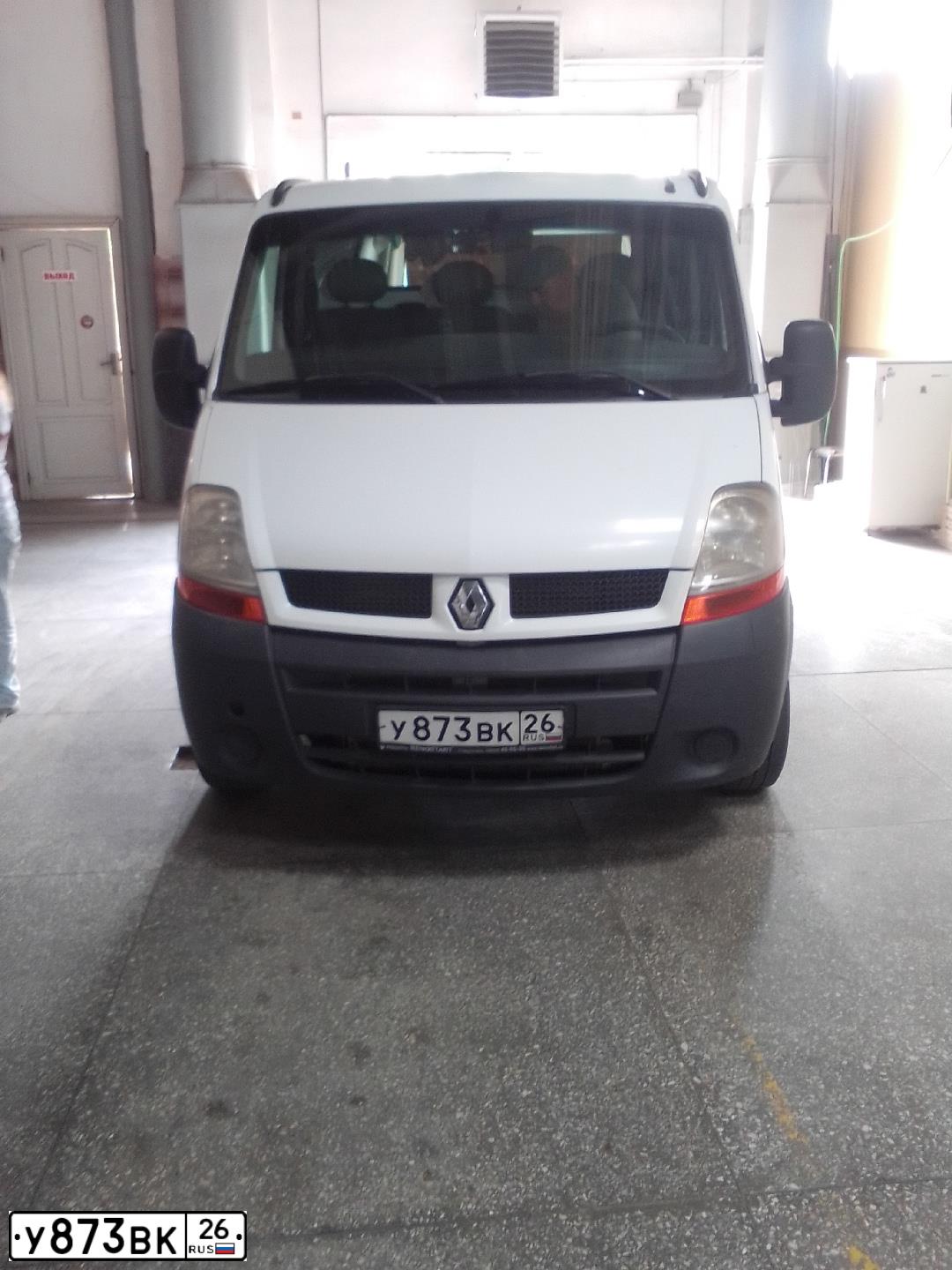 Фото автомобиля RENAULT MASTER, 2004 — госномер У873ВК26. Цвет: Белый