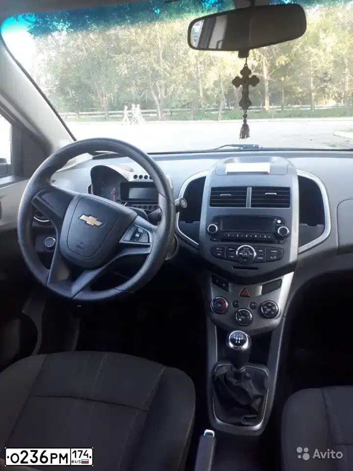 Фото автомобиля CHEVROLET AVEO, 2012 — госномер О236РМ174. Цвет: Белый