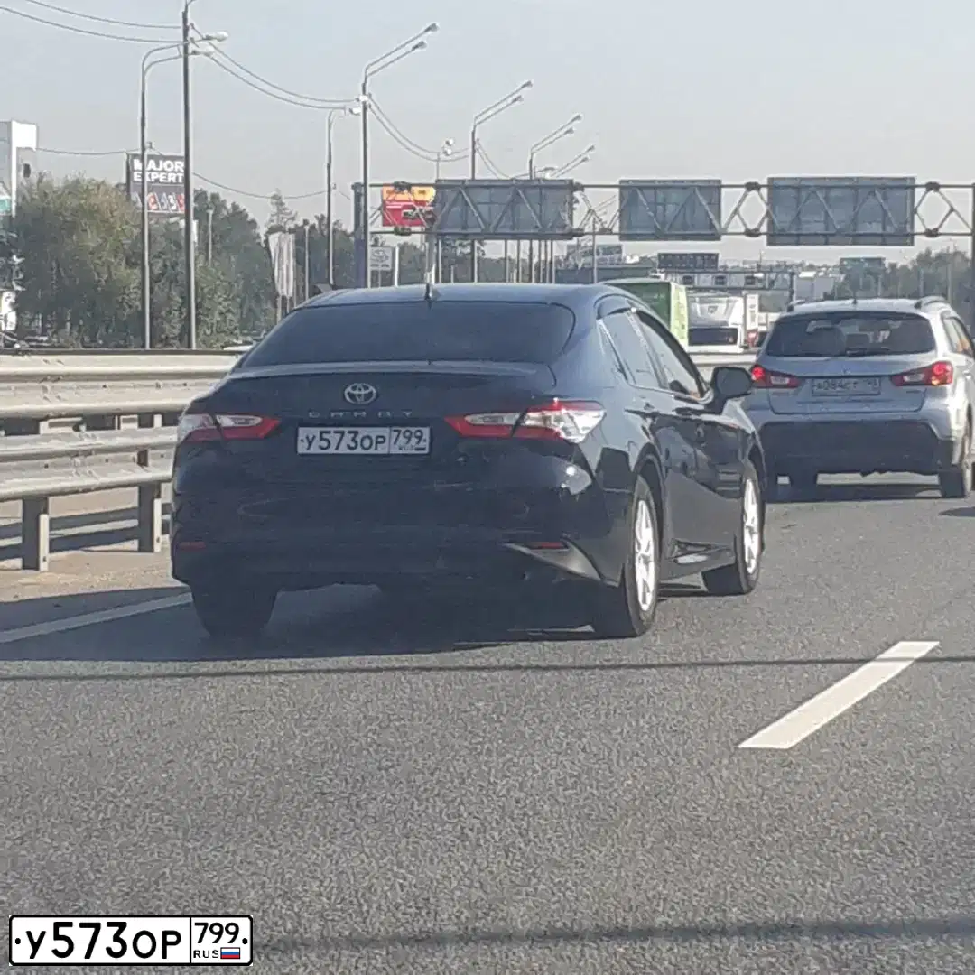 Фото автомобиля TOYOTA CAMRY, 2019 — госномер У573ОР799