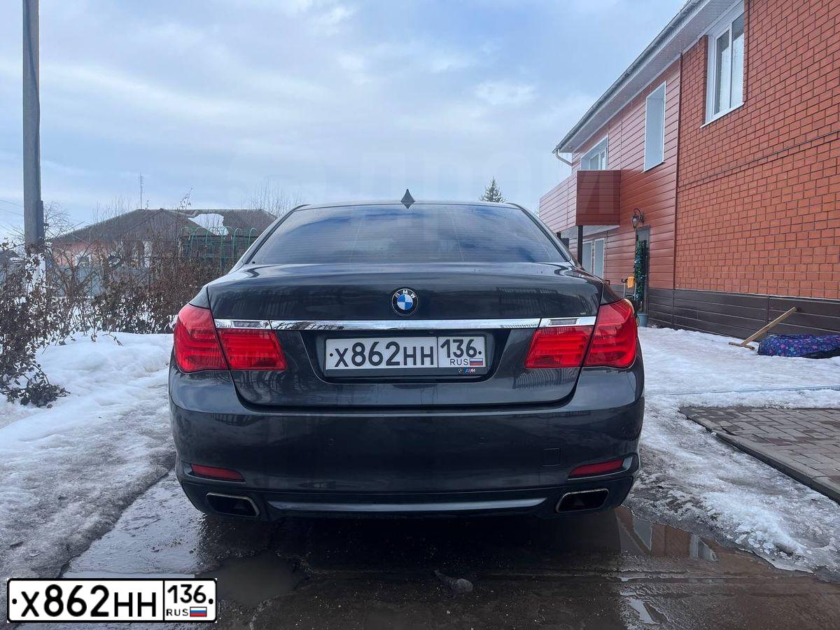 Фото автомобиля BMW SERIE 7, 2011 — госномер Х862НН136. Цвет: ТЕМНО-СЕРЫЙ