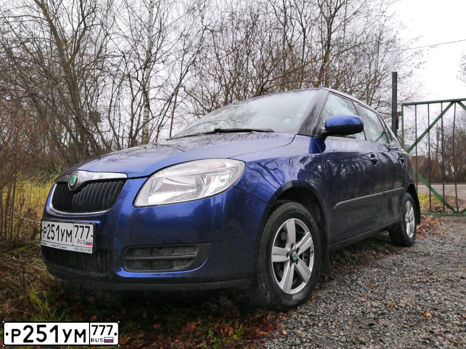 Фото автомобиля SKODA FABIA, 2009 — госномер М801ТР790. Цвет: Темно-синий