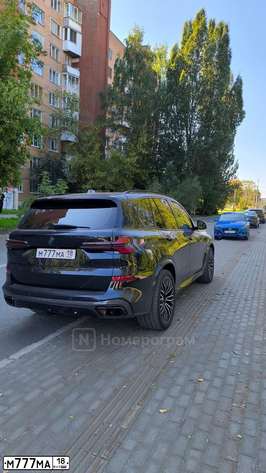 Фото автомобиля LADA 2113 SAMARA, 2011 — госномер С323СР18. Цвет: СВЕТЛО-СЕРЕБ МЕТАЛЛ