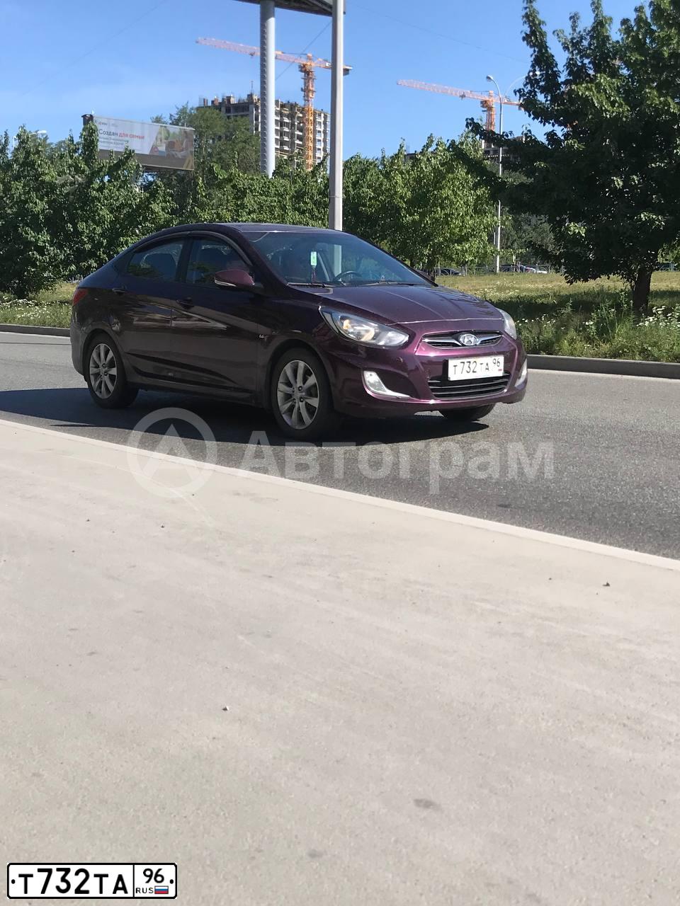 Фото автомобиля HYUNDAI SOLARIS, 2012 — госномер Х587ЕУ196. Цвет: ФИОЛЕТОВЫЙ