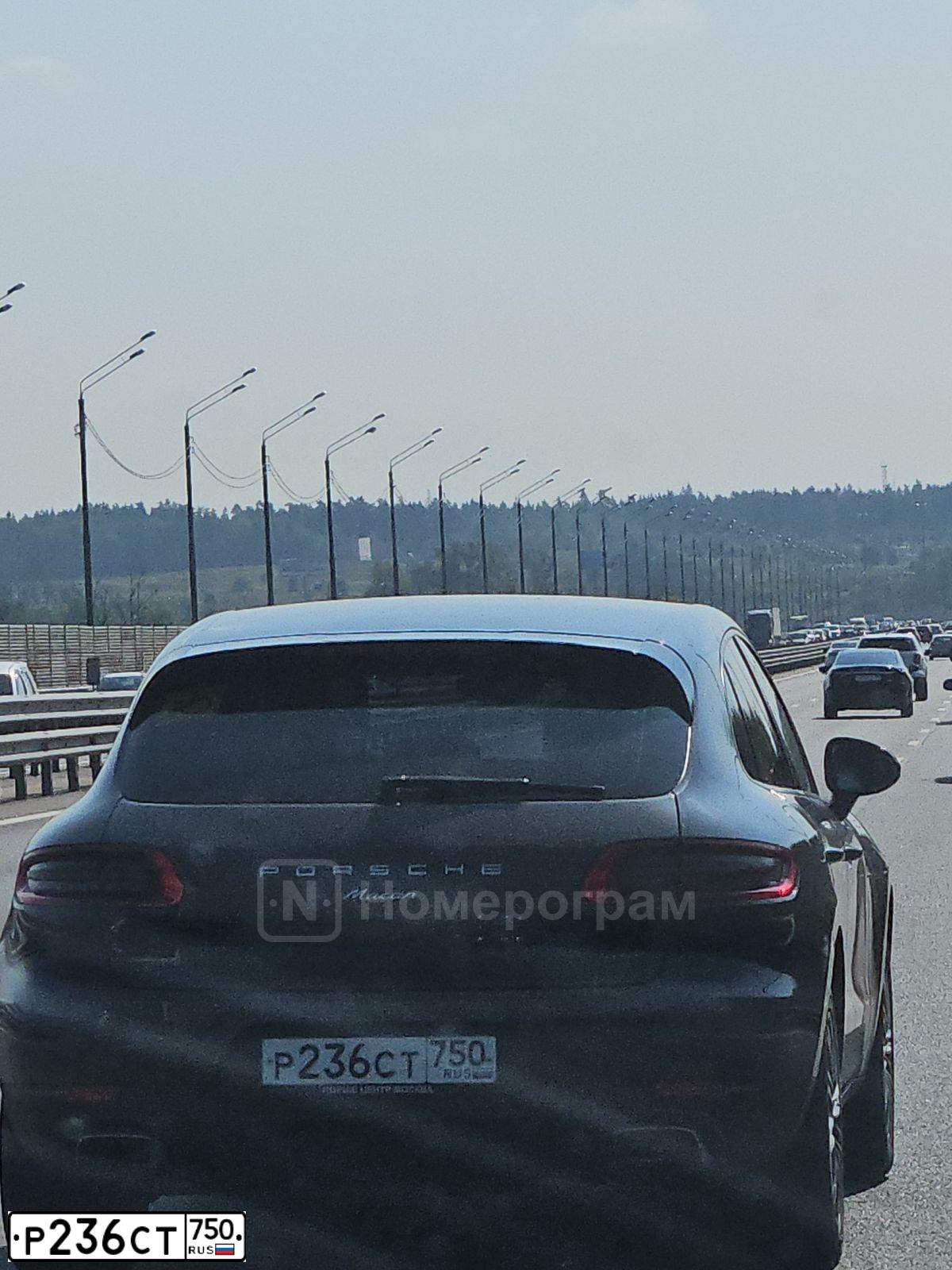 Фото автомобиля PORSCHE MACAN, 2018 — госномер Р236СТ750. Цвет: Серый