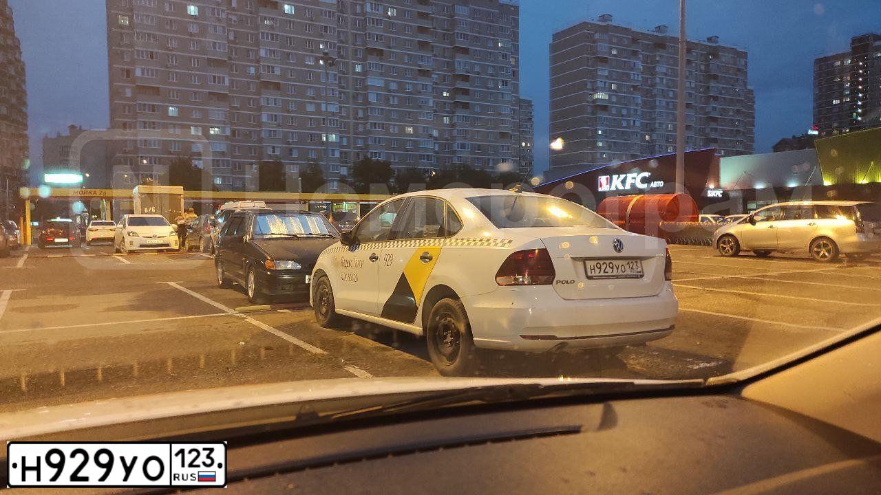 Фото автомобиля VOLKSWAGEN POLO, 2018 — госномер А425КТ761. Цвет: Белый