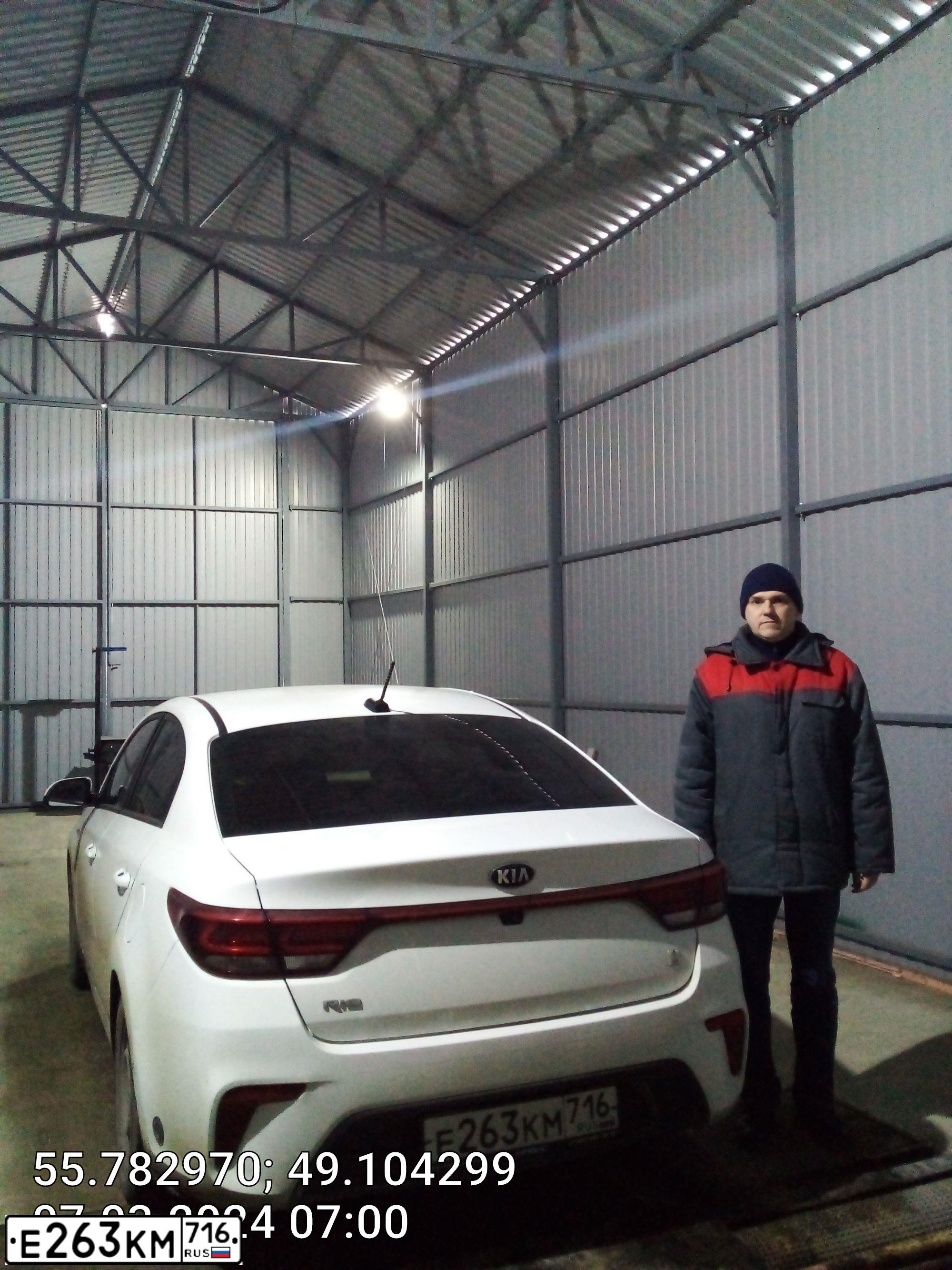 Фото автомобиля KIA RIO, 2020 — госномер М680РС702. Цвет: Белый