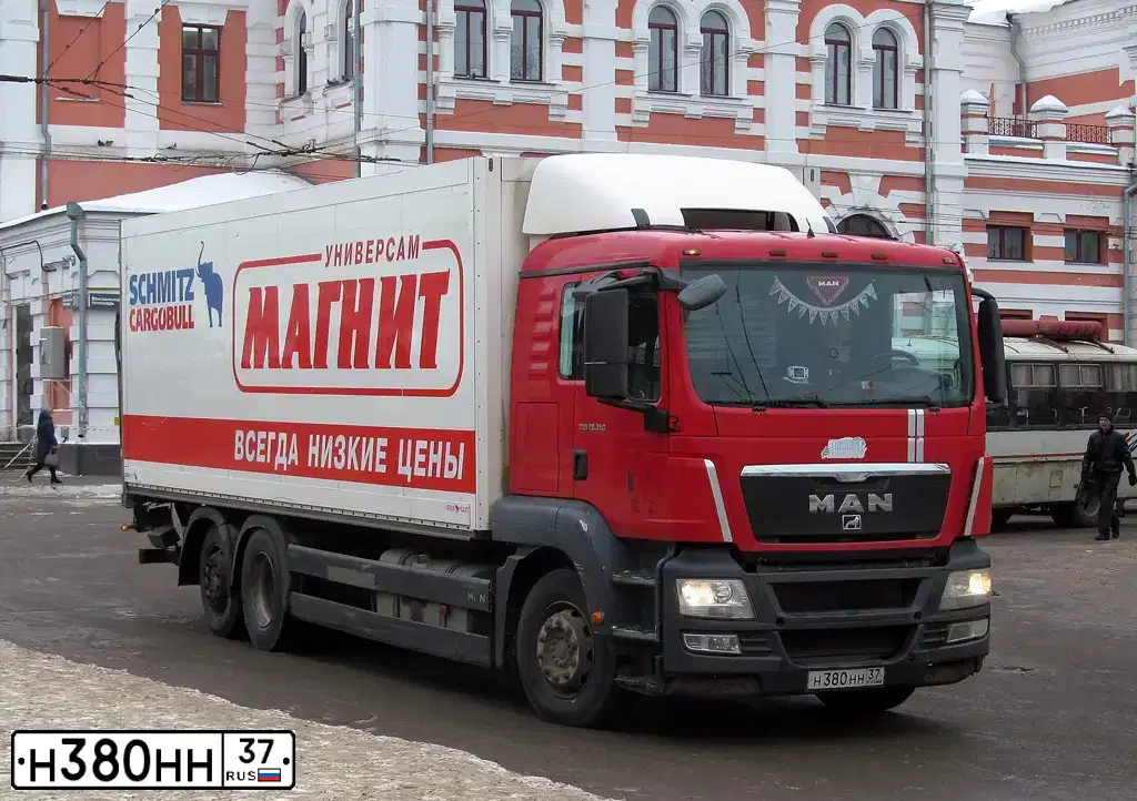 Фото автомобиля MAN TGS 26.XXX /6X2/, 2010 — госномер С905ВН797. Цвет: КРАСНО-БЕЛЫЙ