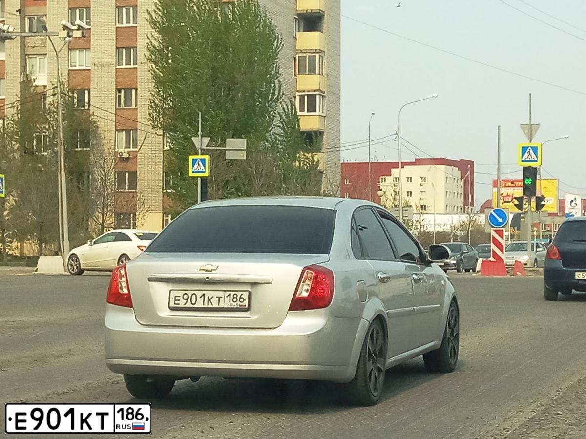 Фото автомобиля CHEVROLET LACETTI, 2008 — госномер Е901КТ186. Цвет: Серебристый