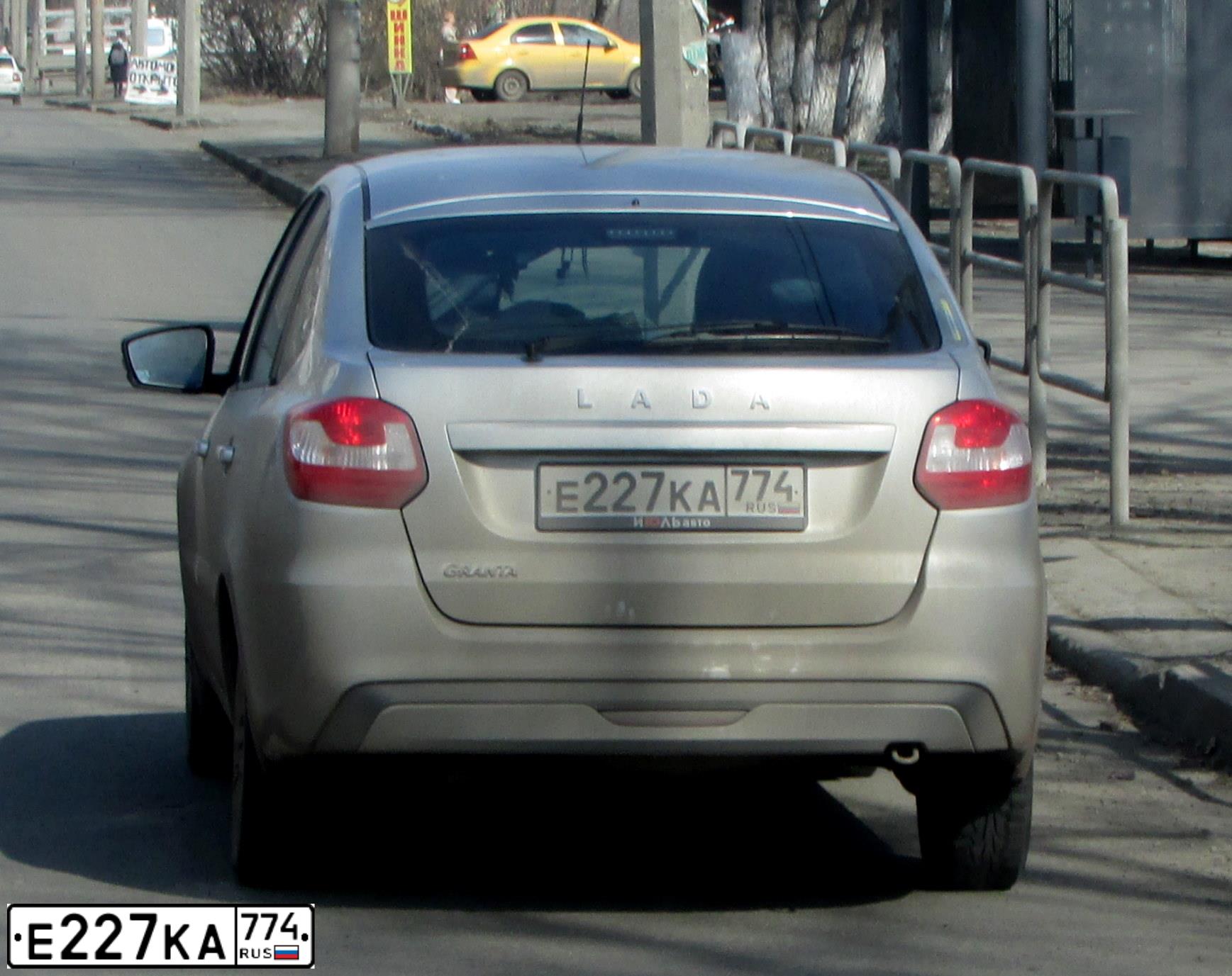 Фото автомобиля LADA 2191 GRANTA, 2020 — госномер Е227КА774. Цвет: СЕРЫЙ