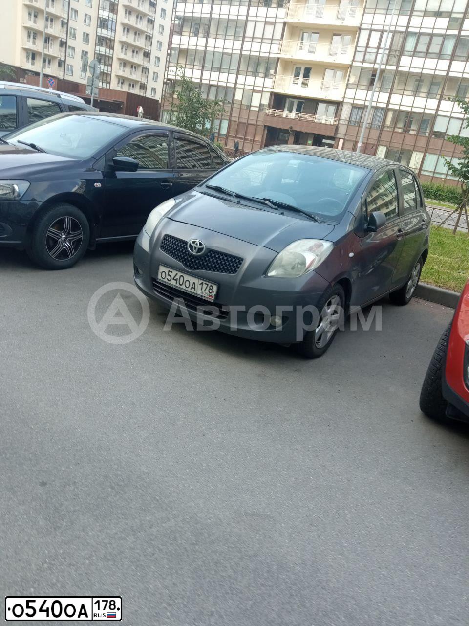 Фото автомобиля TOYOTA YARIS, 2008 — госномер О540ОА178. Цвет: СЕРЫЙ