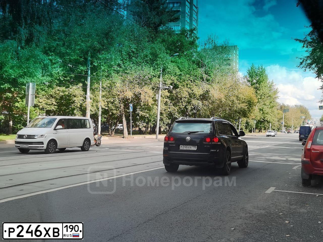 Фото автомобиля VOLKSWAGEN TOUAREG, 2008 — госномер Е444МЕ199. Цвет: ЧЕРНЫЙ