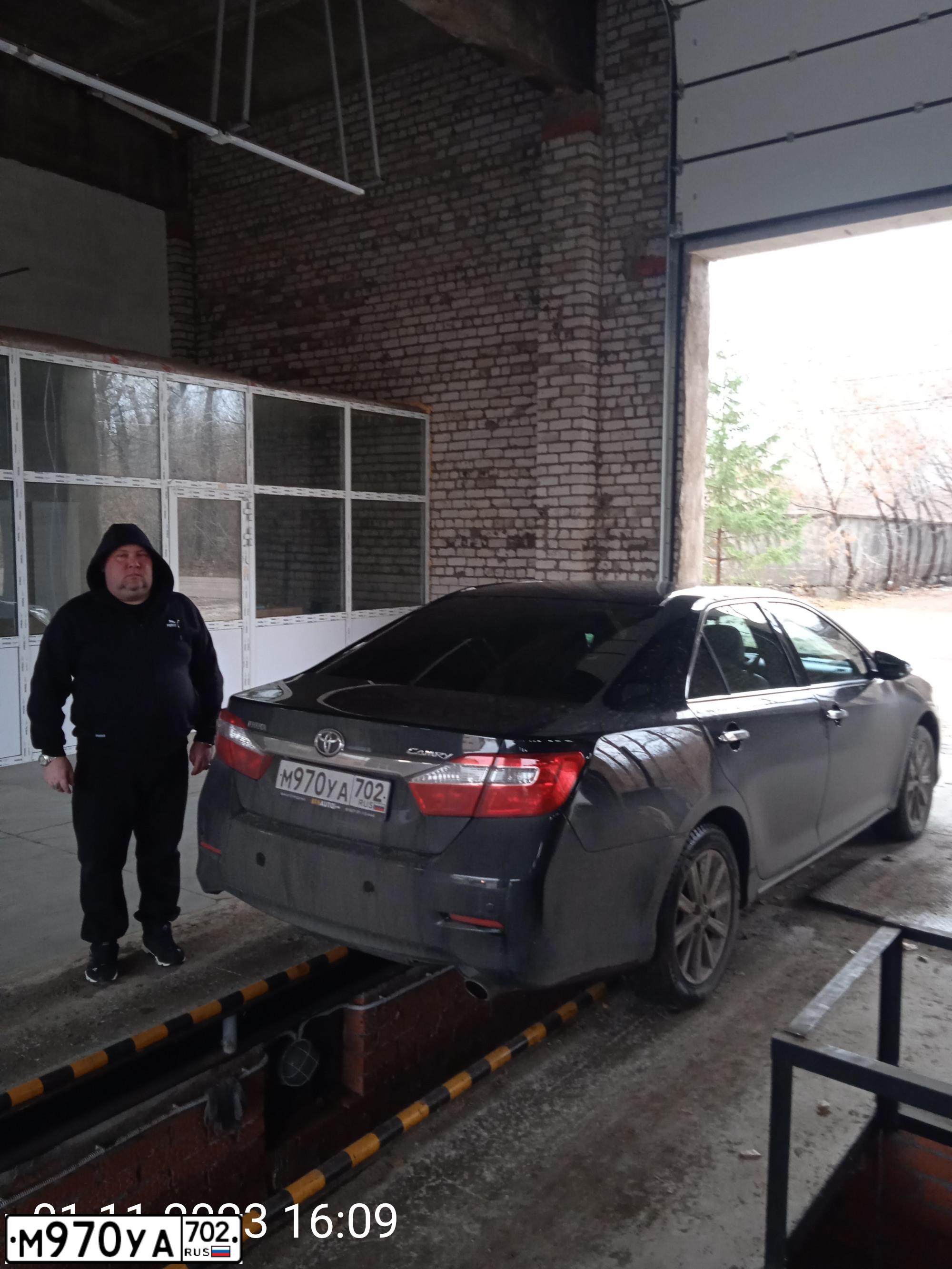 Фото автомобиля TOYOTA CAMRY, 2012 — госномер О040ОН102. Цвет: ЧЕРНЫЙ МЕТАЛЛИК