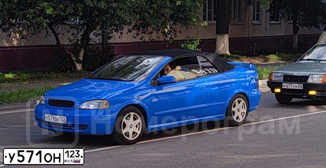 Фото автомобиля OPEL ASTRA, 2001 — госномер У571ОН123. Цвет: голубой