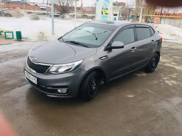 Фото автомобиля FORD FOCUS, 2015 — госномер Е999КК64. Цвет: Белый