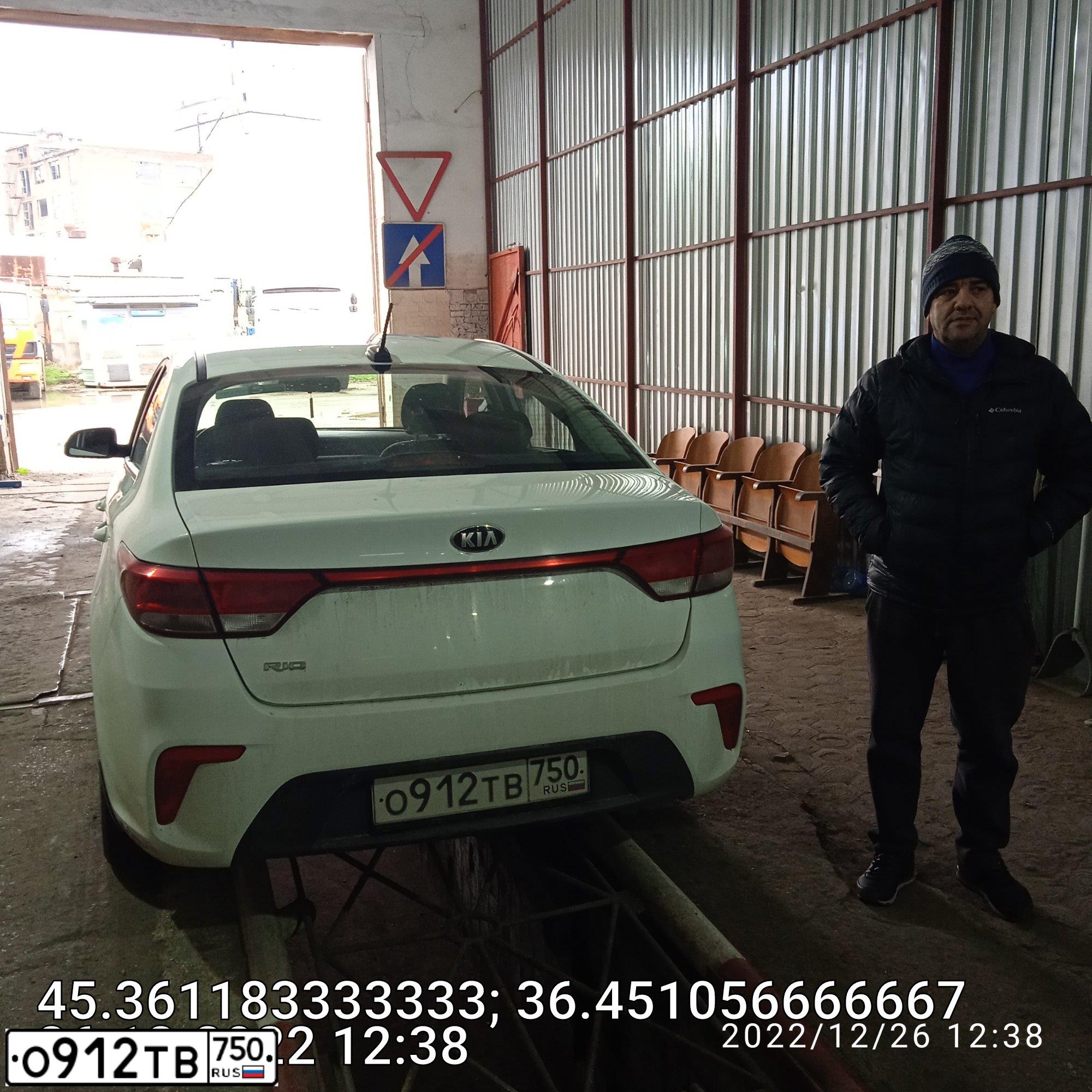 Фото автомобиля KIA RIO, 2018 — госномер Н522НР82. Цвет: Белый
