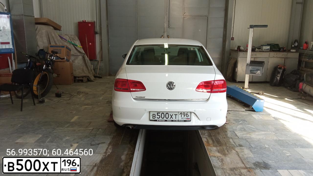 Фото автомобиля VOLKSWAGEN PASSAT, 2013 — госномер В500ХТ196. Цвет: Белый