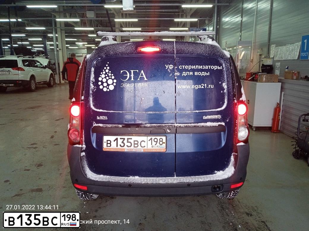 Фото автомобиля LADA LARGUS FURGON, 2018 — госномер В135ВС198. Цвет: синий