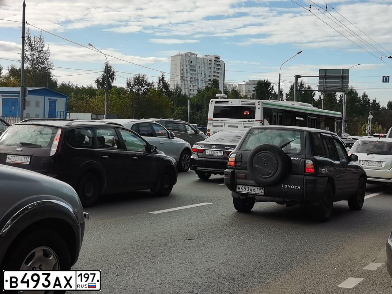 Фото автомобиля TOYOTA RAV4, 1999 — госномер Е103ОХ199. Цвет: ЧЕРНЫЙ