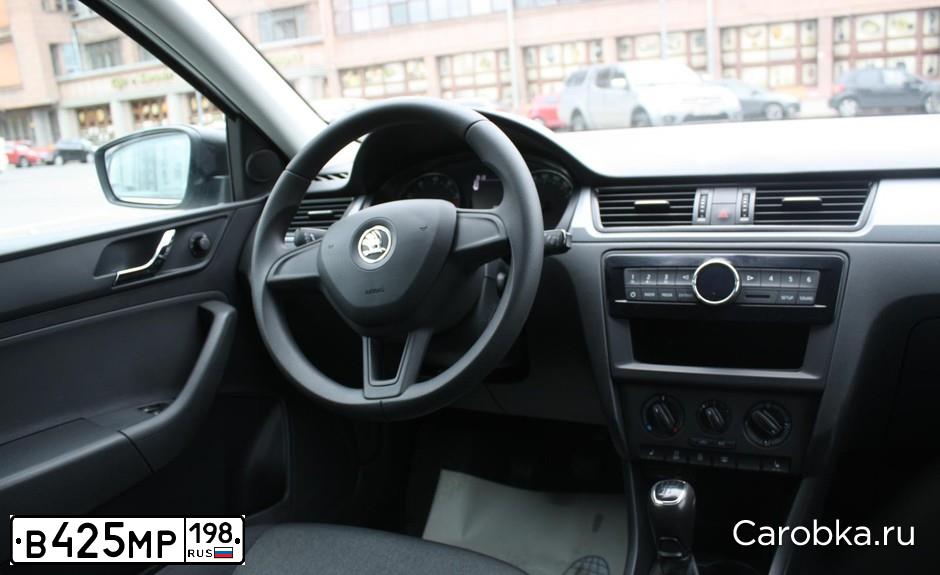 Фото автомобиля SKODA RAPID, 2017 — госномер В425МР198. Цвет: Белый