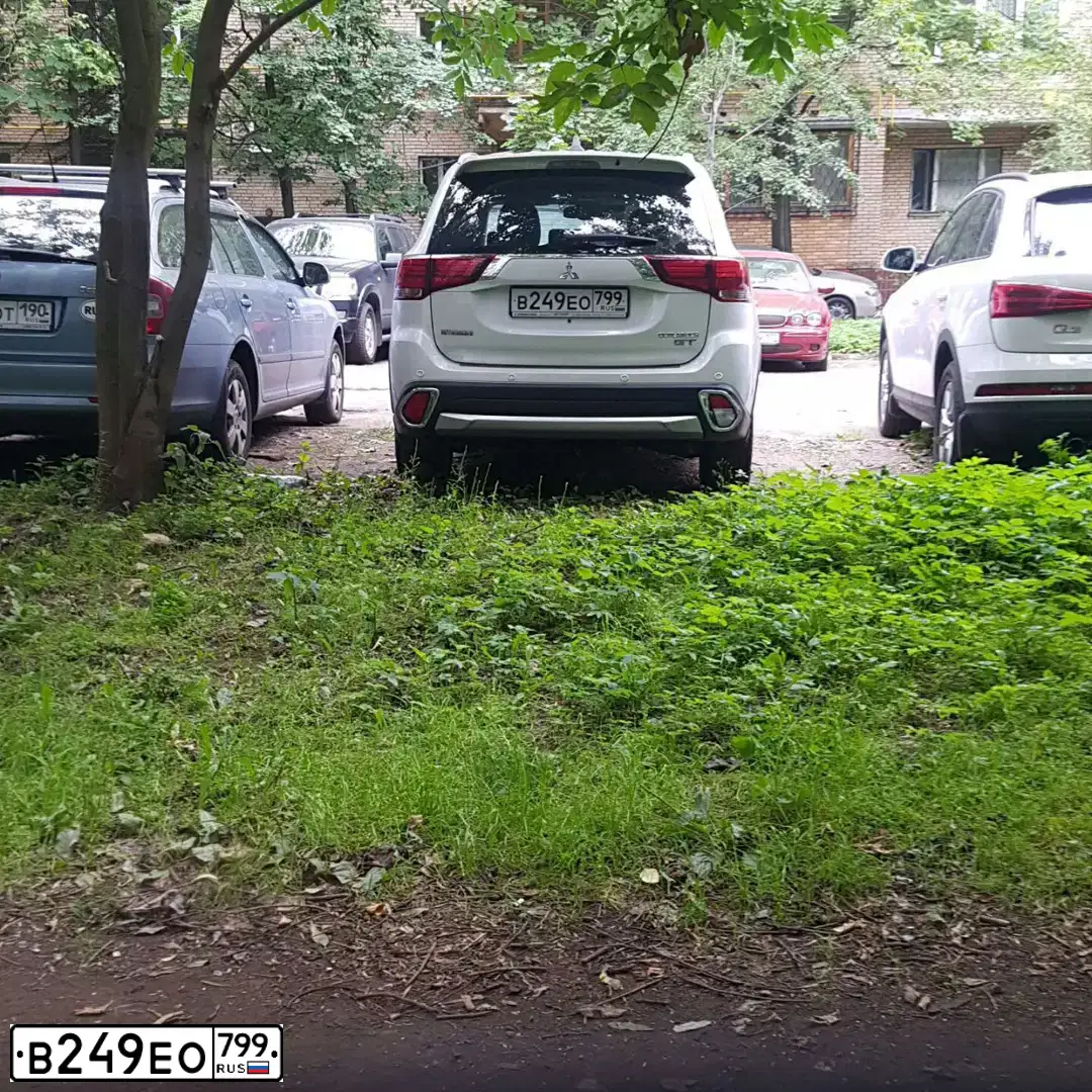 Фото автомобиля MITSUBISHI OUTLANDER, 2018 — госномер В249ЕО799. Цвет: БЕЛЫЙ