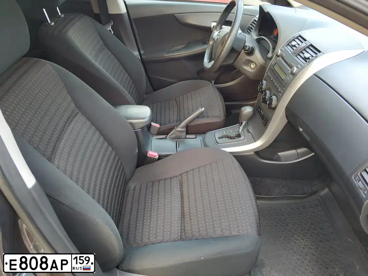 Фото автомобиля TOYOTA CAMRY, 2010 — госномер Е808АР159. Цвет: Белый