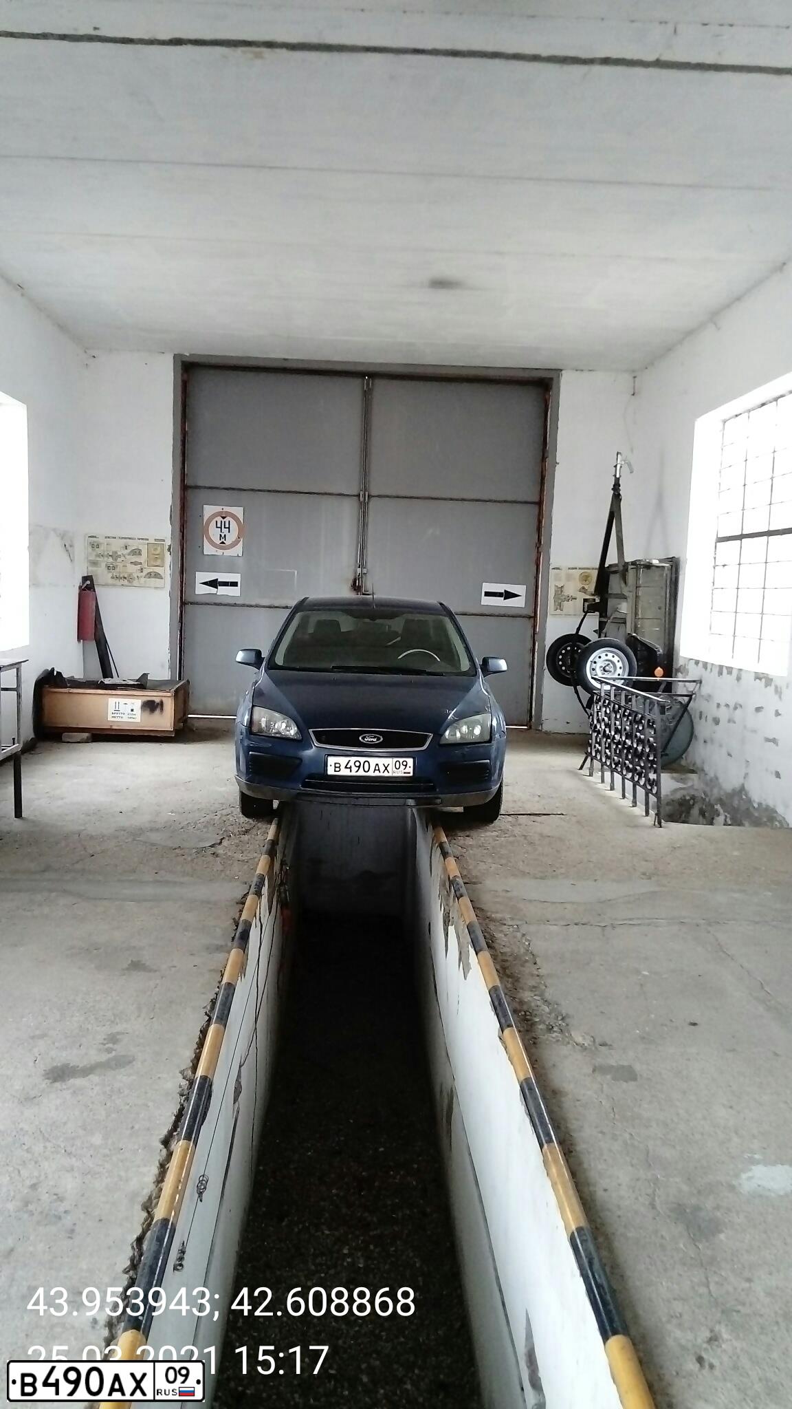 Фото автомобиля FORD FOCUS, 2005 — госномер М007ЕМ64. Цвет: синий