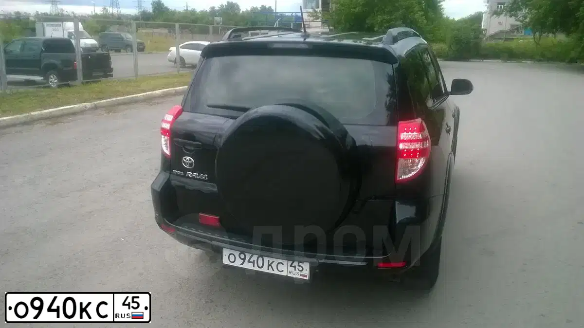 Фото автомобиля TOYOTA RAV4, 2011 — госномер О940КС45. Цвет: ЧЕРНЫЙ