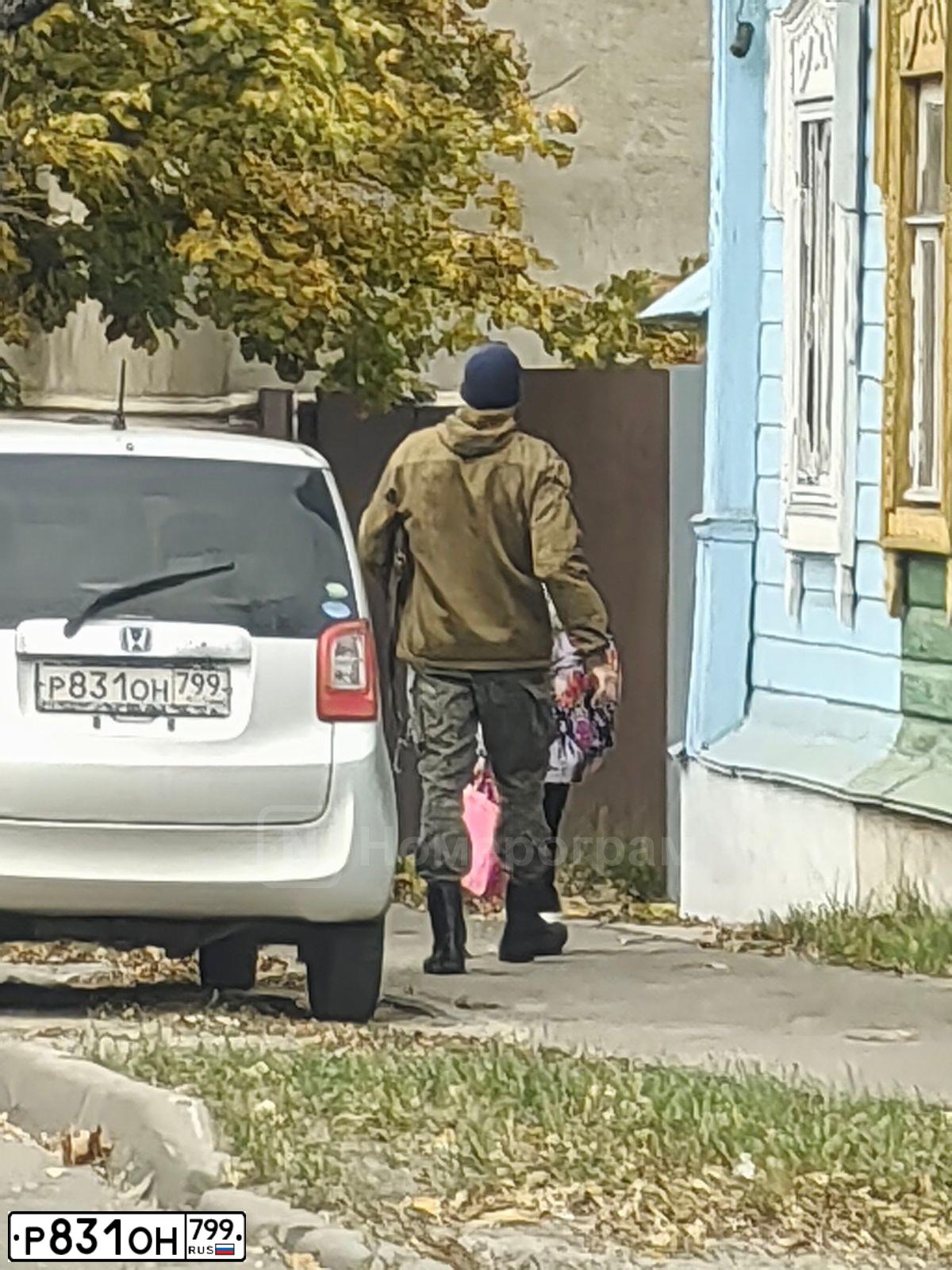 Фото автомобиля KIA SEPHIA, 2002 — госномер Р831ОН799. Цвет: Серый