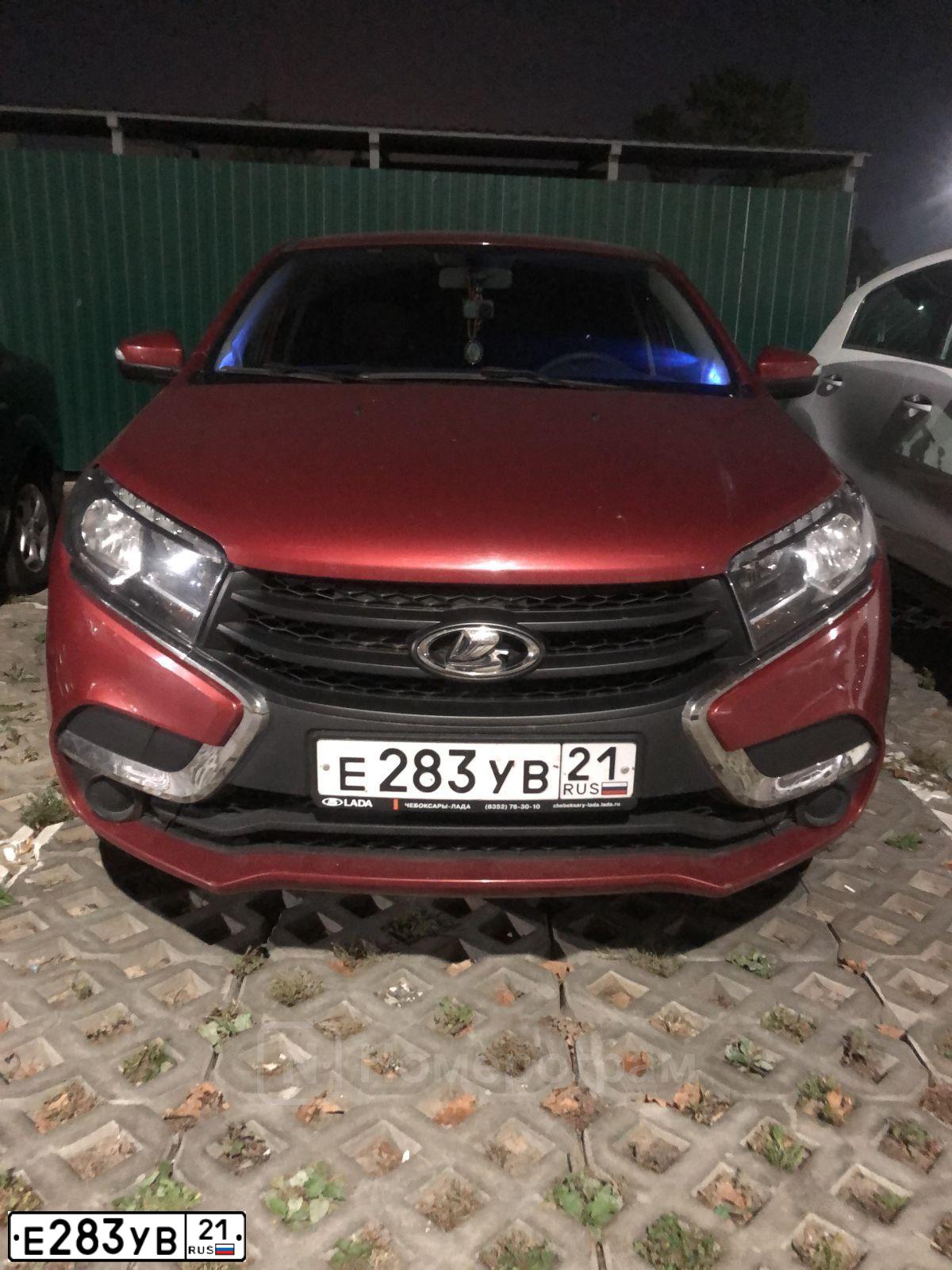 Фото автомобиля LADA XRAY, 2017 — госномер Е283УВ21. Цвет: КРАСНЫЙ