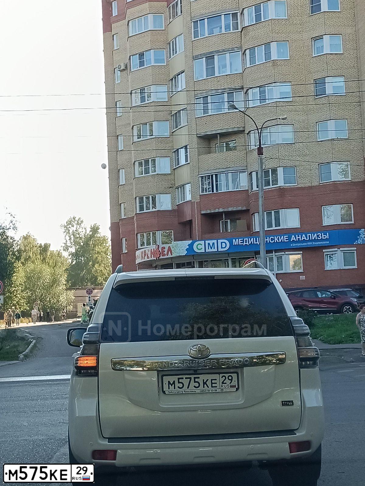 Фото автомобиля TOYOTA LANDCRUISER, 2016 — госномер М575КЕ29. Цвет: БЕЛЫЙ
