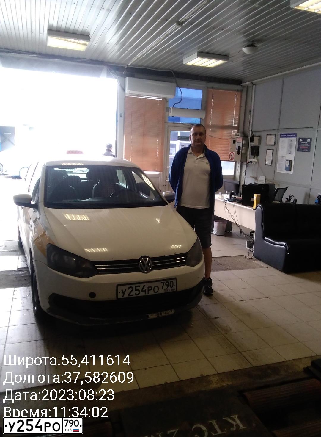 Фото автомобиля VOLKSWAGEN POLO, 2013 — госномер М701КТ774. Цвет: БЕЛЫЙ-ЖЕЛТЫЙ-СЕРЫЙ