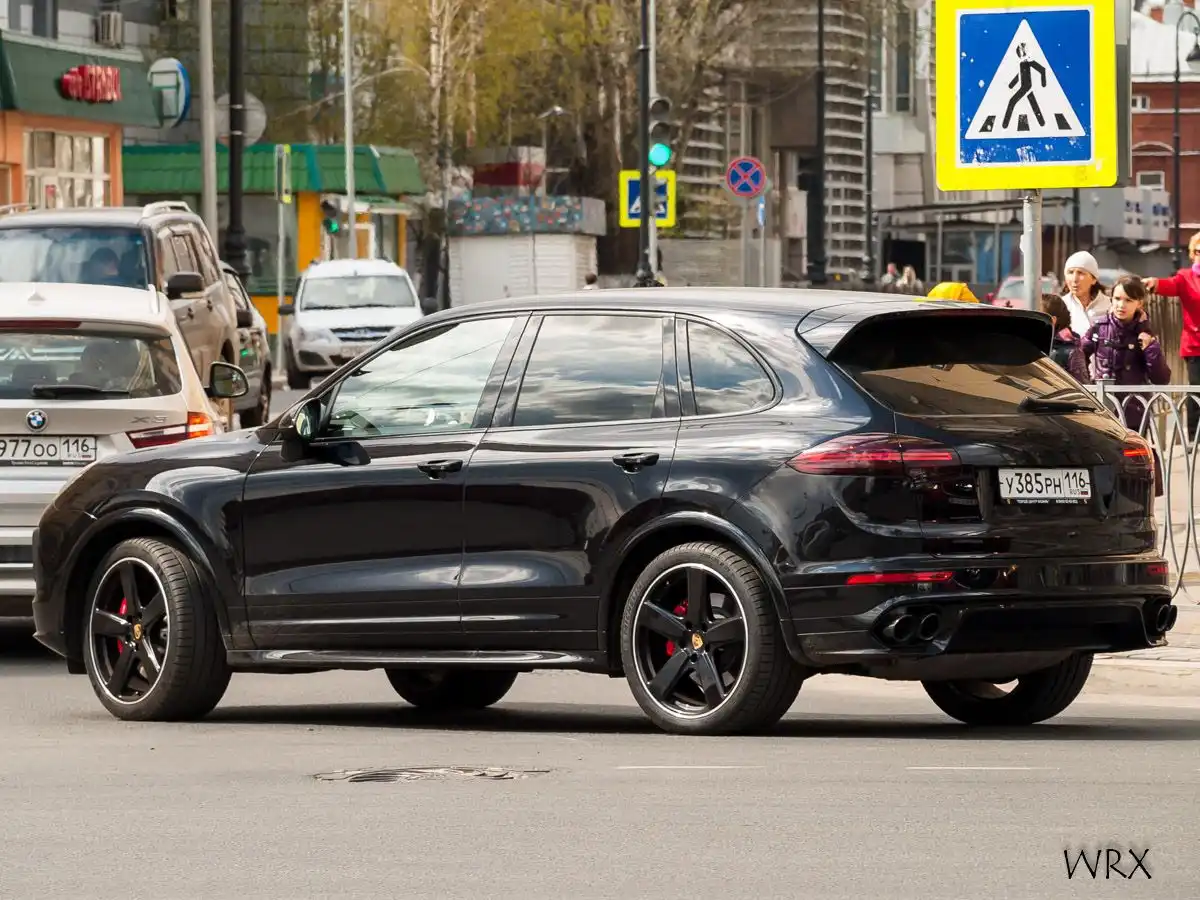 Фото автомобиля PORSCHE CAYENNE, 2016 — госномер Н550ВР702. Цвет: ЧЕРНЫЙ