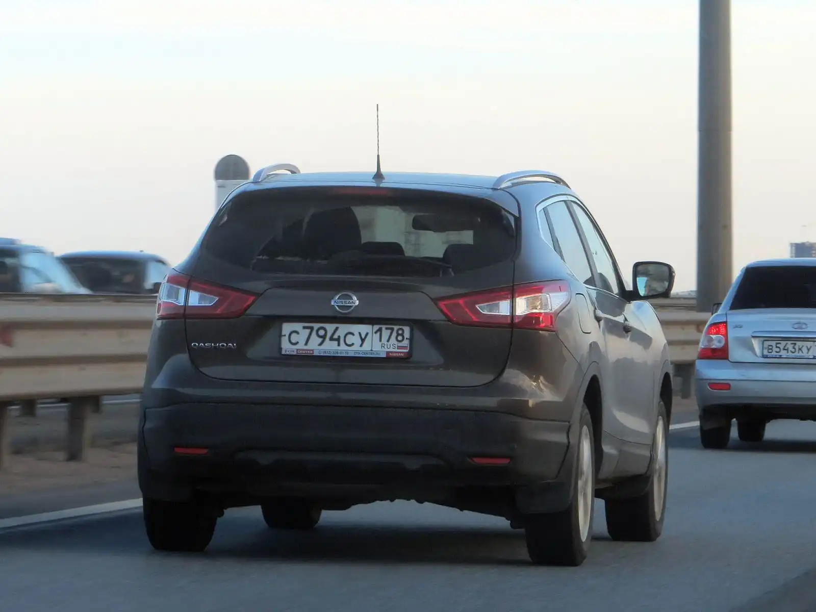 Фото автомобиля NISSAN QASHQAI, 2015 — госномер Е538УТ777. Цвет: БРОНЗОВЫЙ
