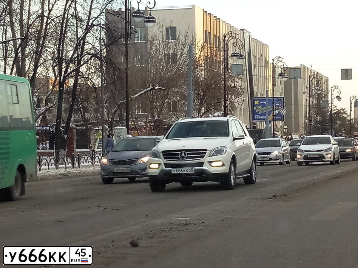 Фото автомобиля FORD EXPLORER, 2006 — госномер У666КК45. Цвет: СЕРЫЙ