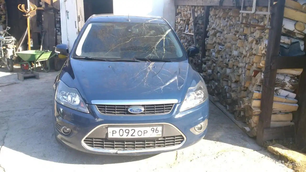 Фото автомобиля FORD D FOCUS, 2010 — госномер Е052НА196. Цвет: ТЕМНО-СИНИЙ