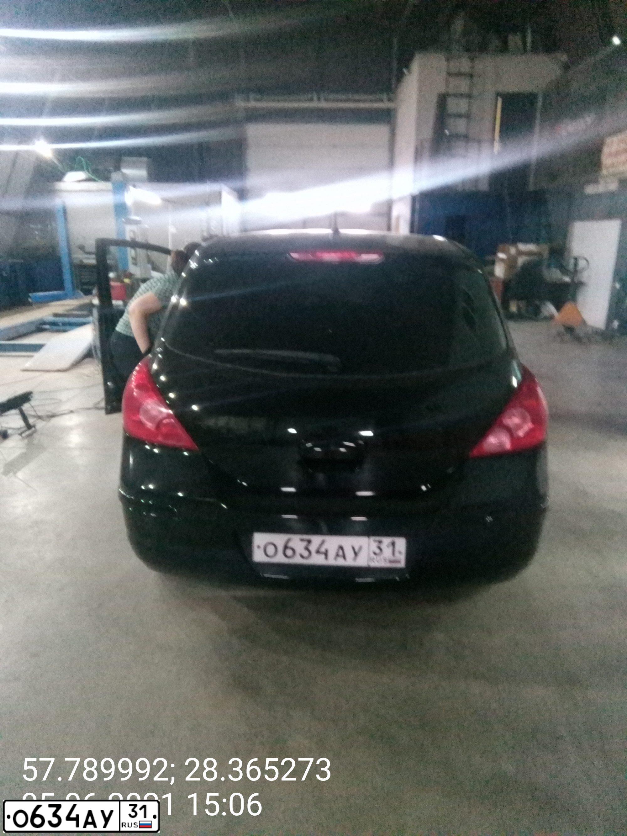 Фото автомобиля NISSAN TIIDA, 2011 — госномер О634АУ31. Цвет: ЧЕРНЫЙ