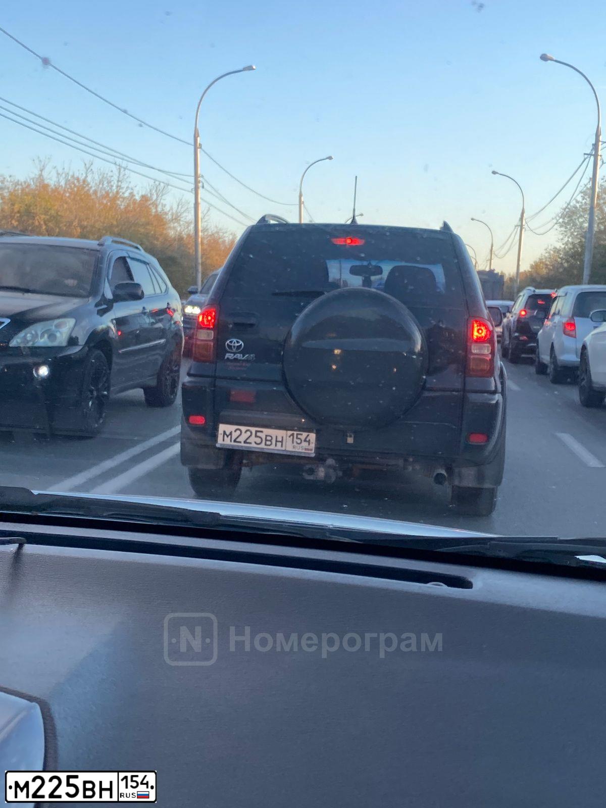 Фото автомобиля TOYOTA RAV4, 2005 — госномер М225ВН154. Цвет: ЧЕРНЫЙ