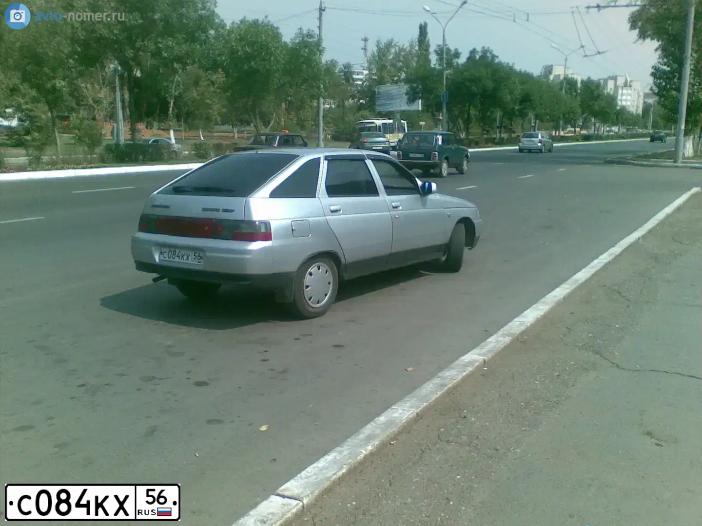 Фото автомобиля LADA 2112, 2002 — госномер С084КХ56. Цвет: СВЕТЛО-СЕРЕБРИСТЫЙ МЕТАЛИК